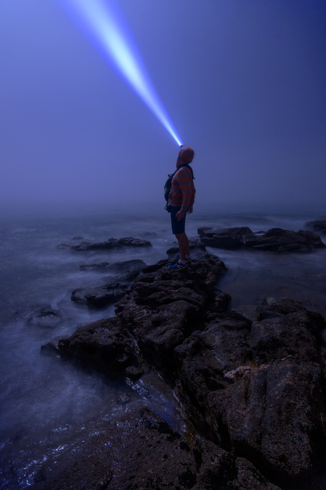Fotografía de una noche de niebla en la costa.